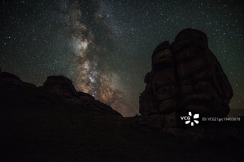 石头山的银河图片素材
