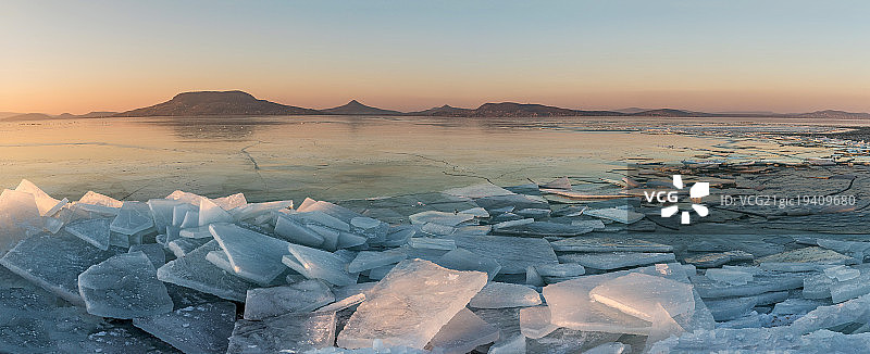 冰冷的巴拉顿湖图片素材