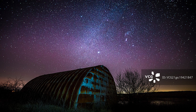 废弃的生锈机库图片素材