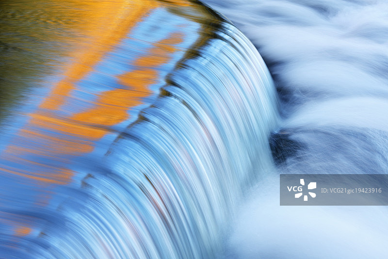 秋季邦德瀑布图片素材