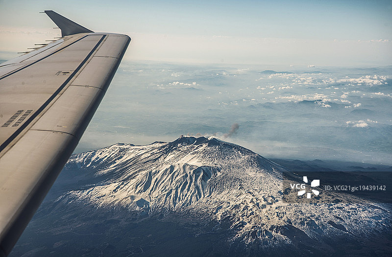 飞越埃特纳火山图片素材