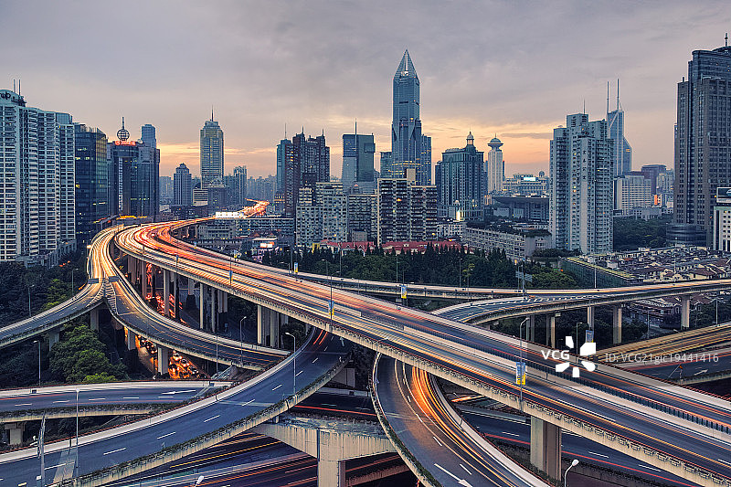 办公楼及城市高架桥图片素材