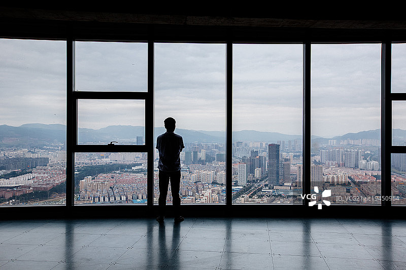 商务区青年男人的背影图片素材