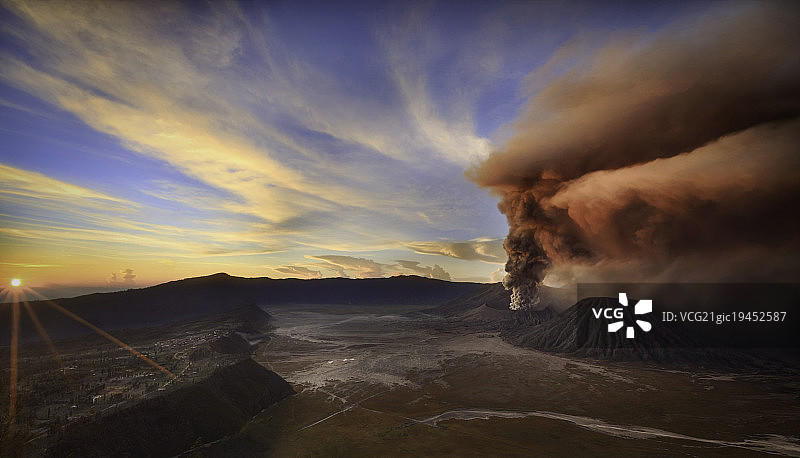 婆罗摩火山日落时分的喷发景象，位于印度尼西亚东爪哇省图片素材