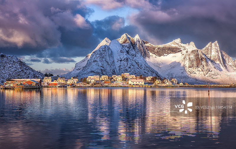 挪威罗弗敦山间湖泊旁的房屋图片素材
