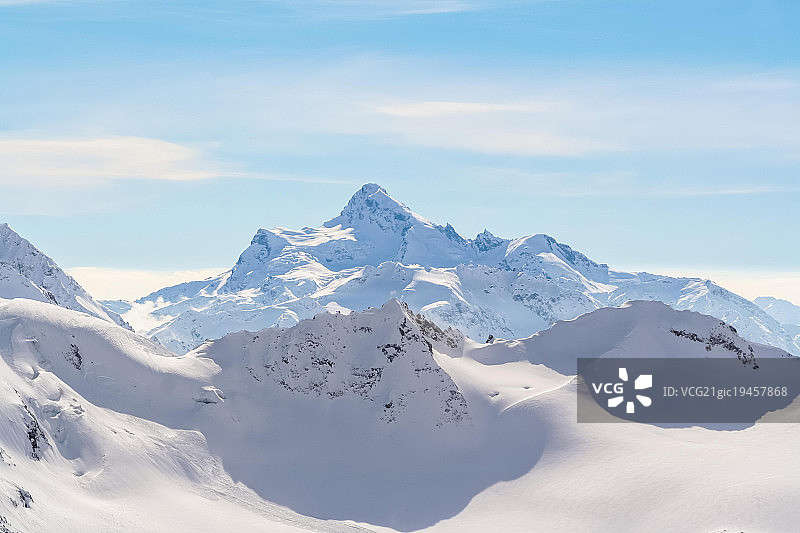 高加索山脉的雪山山峰图片素材