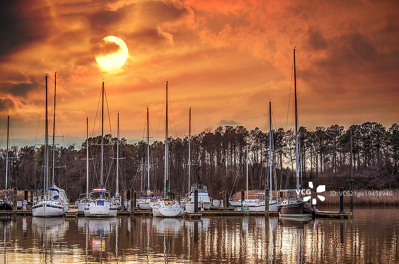 切萨皮克湾日落时的游艇码头图片素材