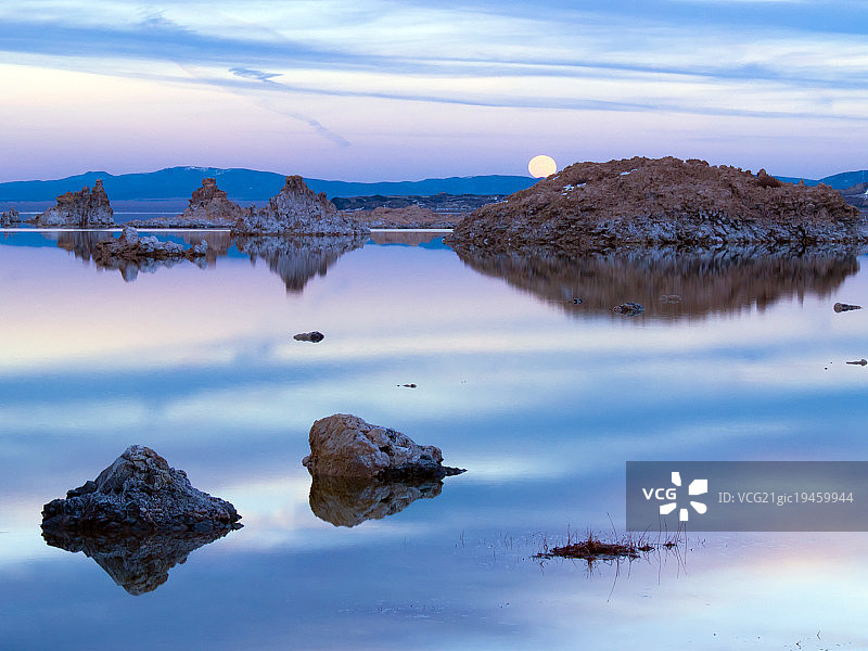 莫诺湖上空的满月图片素材