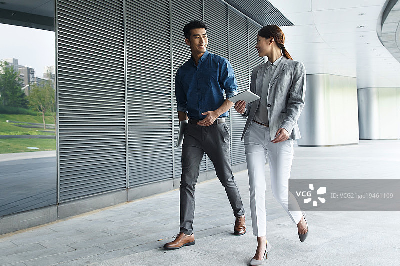 自信的商务青年男女图片素材