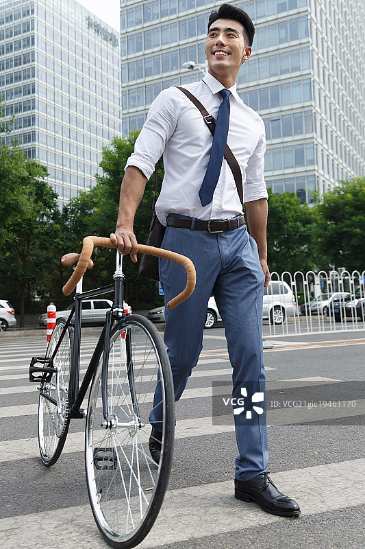 青年男人骑自行车上班图片素材
