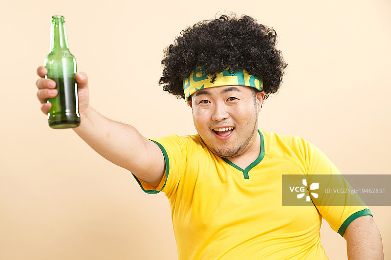 青年男球迷喝啤酒图片素材
