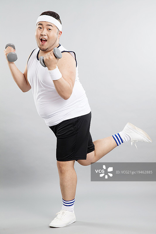 青年胖男人在健身图片素材