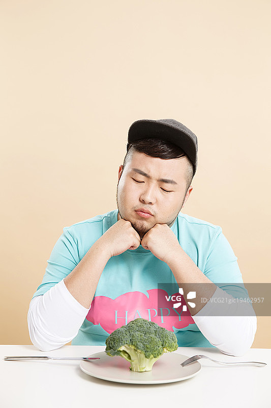 小胖子吃蔬菜图片素材