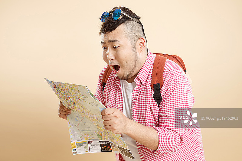 肥胖的青年男人旅行图片素材