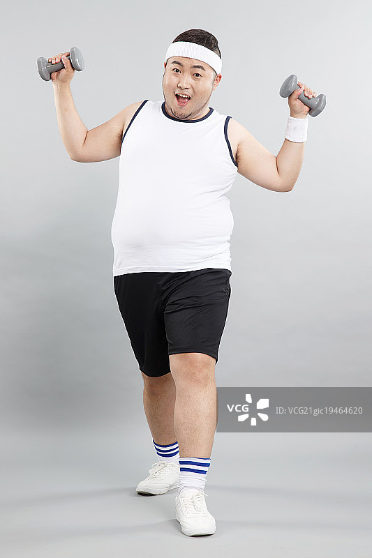 青年胖男人在健身图片素材