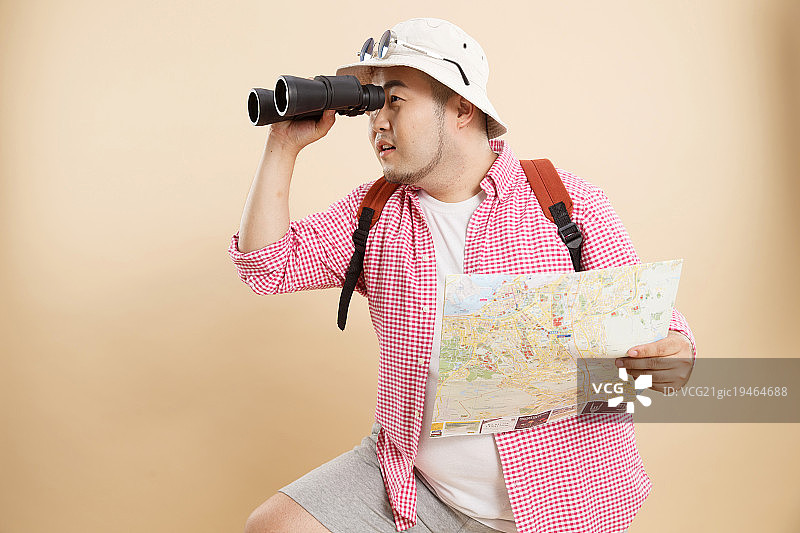 青年胖男人旅行图片素材