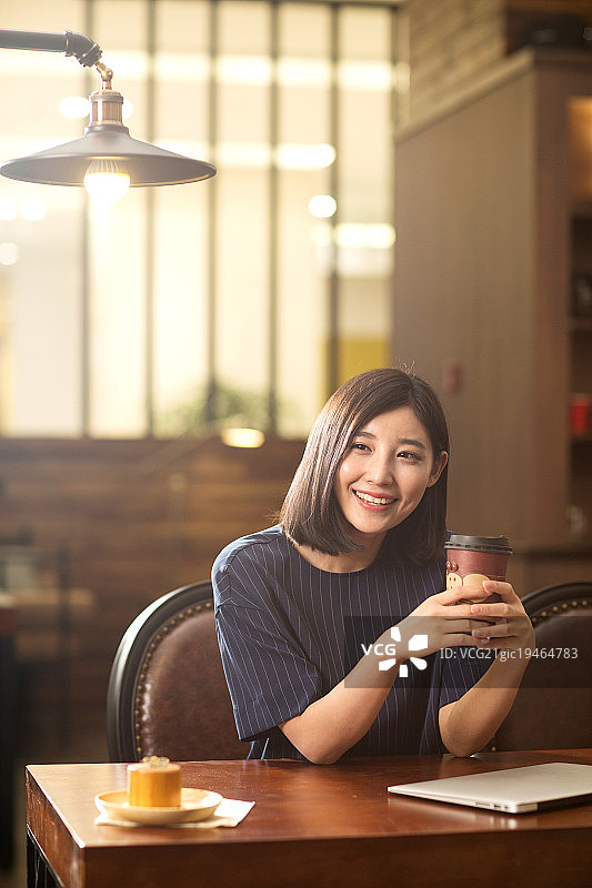 青年女人在咖啡馆图片素材