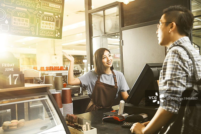 咖啡馆里收银员和顾客图片素材