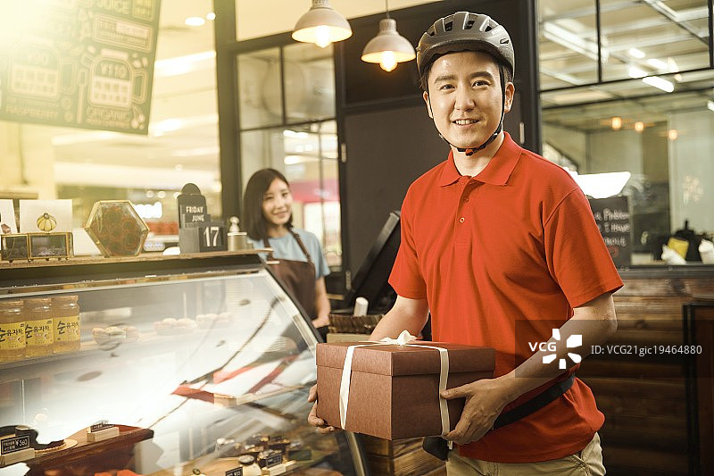 咖啡馆里的外卖服务图片素材