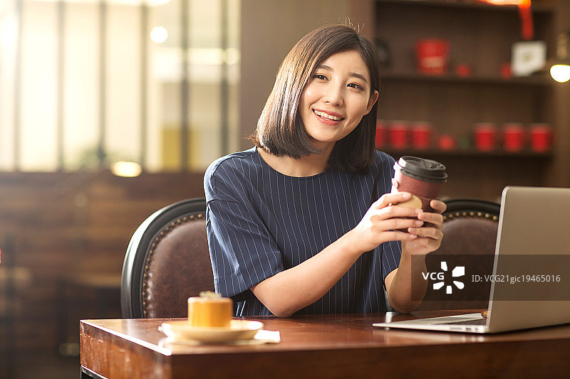 青年女人在咖啡馆图片素材