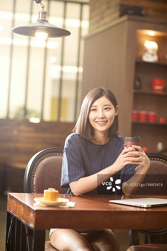 青年女人在咖啡馆图片素材
