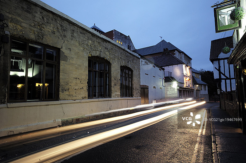 汽车广告背景与欧洲街道-英国约克（YORK）小城傍晚图片素材