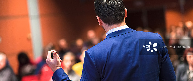在商务活动中发表演讲的演讲者图片素材