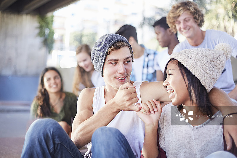 勾手指的青少年情侣图片素材