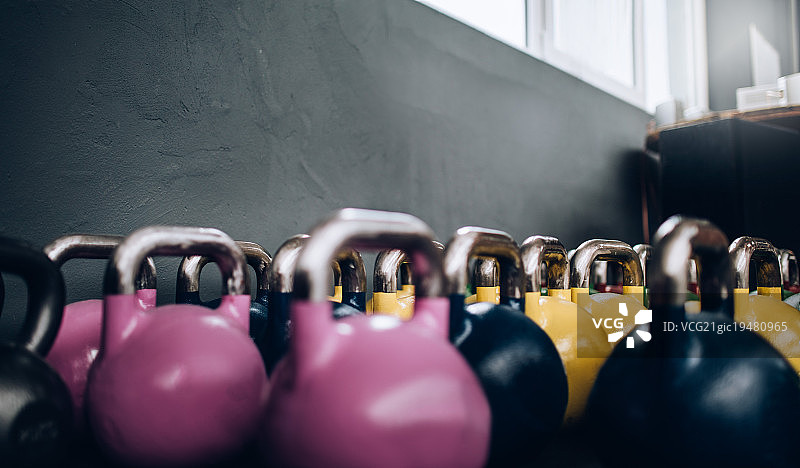 健身房里的壶铃特写图片素材