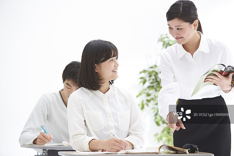 补习班上课的高中生和老师图片素材