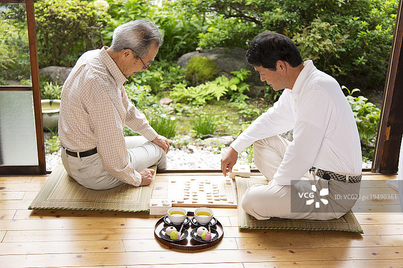 在阳台上玩将棋的男人们图片素材