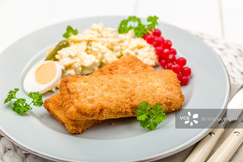 炸鱼配土豆沙拉图片素材