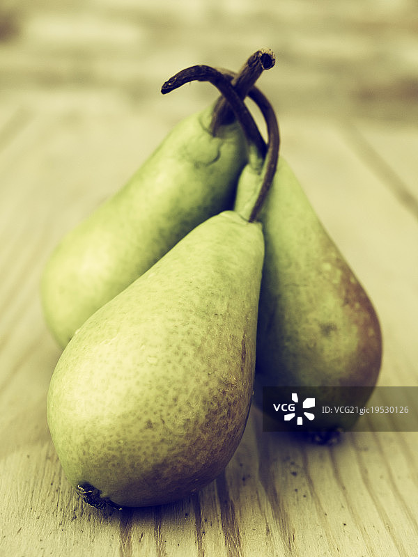 木桌上的三个梨图片素材