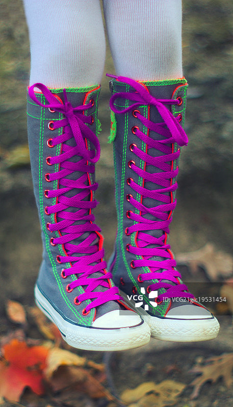 在地球上行走着的月亮图片素材