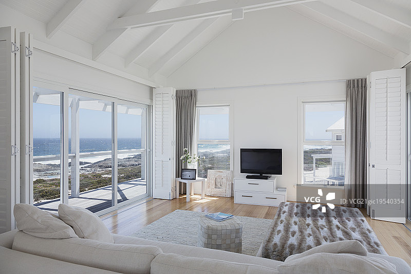 海滨别墅内的木梁拱形天花板客厅图片素材