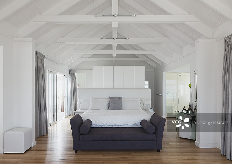家庭展示内饰中，床上的白色拱形木梁天花板图片素材