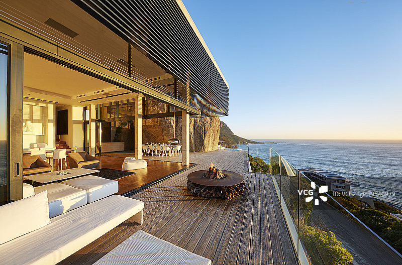 带火炉且享有海景的现代豪华露台图片素材