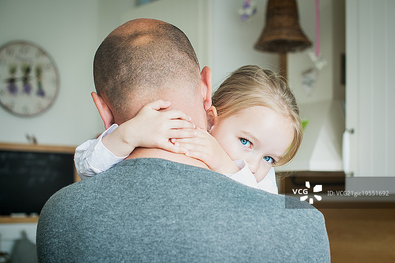 厨房里的父女，父亲节概念，真实家庭图片素材