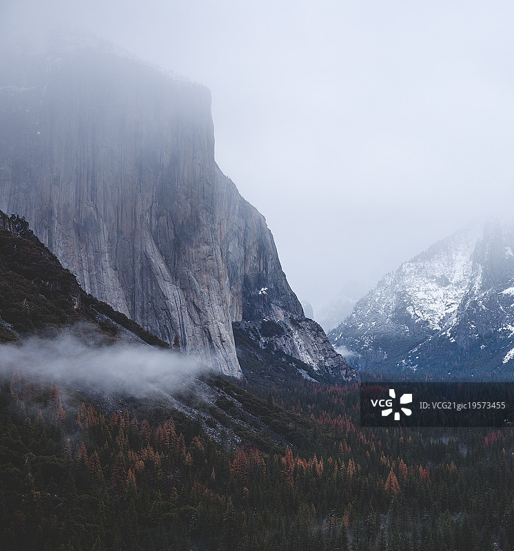 加利福尼亚州优胜美地国家公园的埃尔卡皮坦峰图片素材