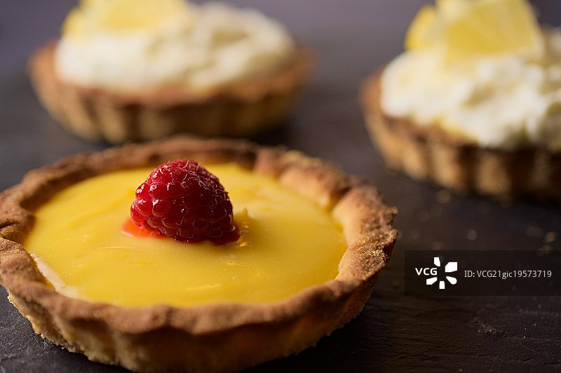 深色背景上的美味甜香草覆盆子挞甜点图片素材
