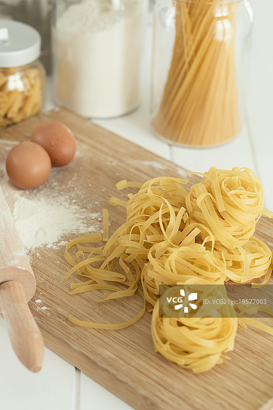 待煮的意式细面条图片素材