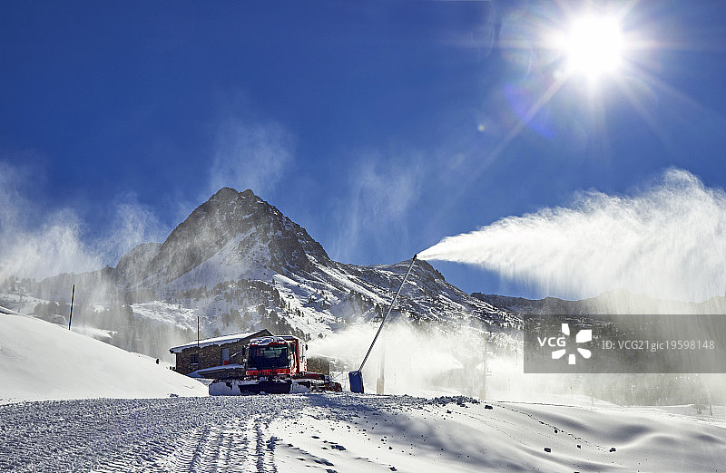 山上的红色压雪机图片素材