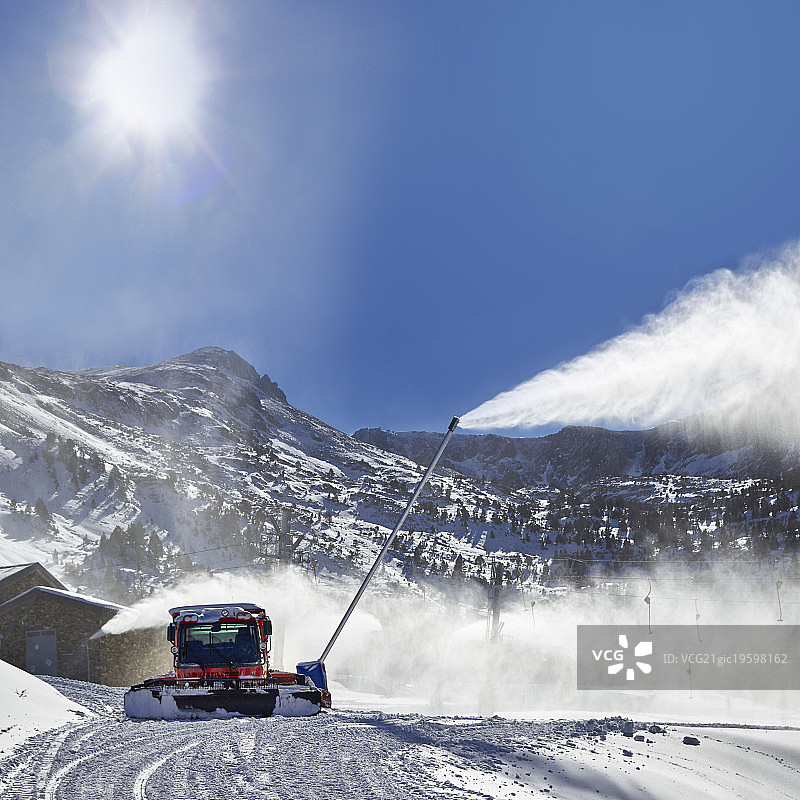 山坡上的压雪机图片素材