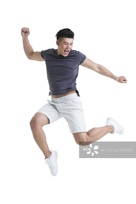 快乐的年轻男子跳跃图片素材