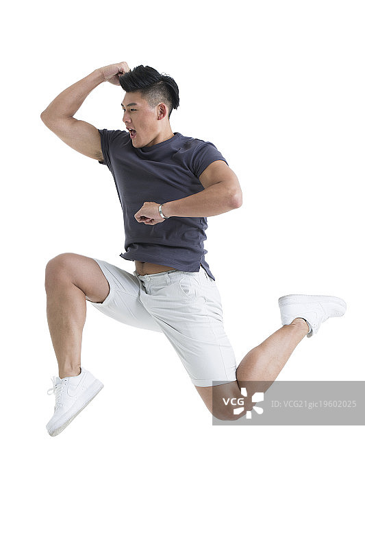 快乐的年轻男子跳跃图片素材