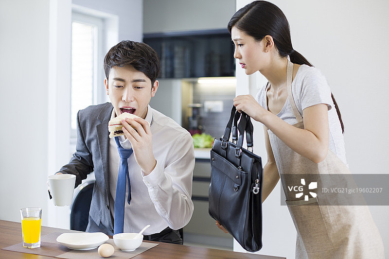 年轻男子上班快迟到了图片素材