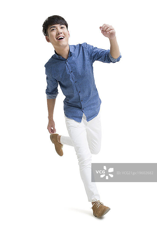 快乐的年轻男子奔跑图片素材