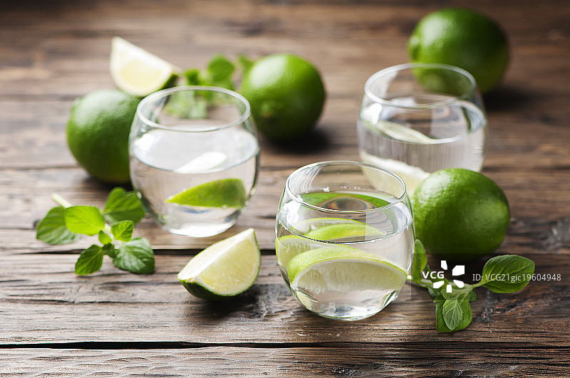 含酸橙和薄荷的新鲜鸡尾酒图片素材