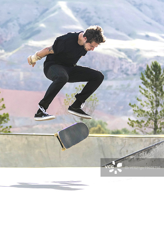 男人在平地上玩滑板图片素材