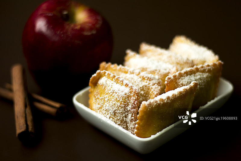 苹果肉桂烤意大利饺子图片素材